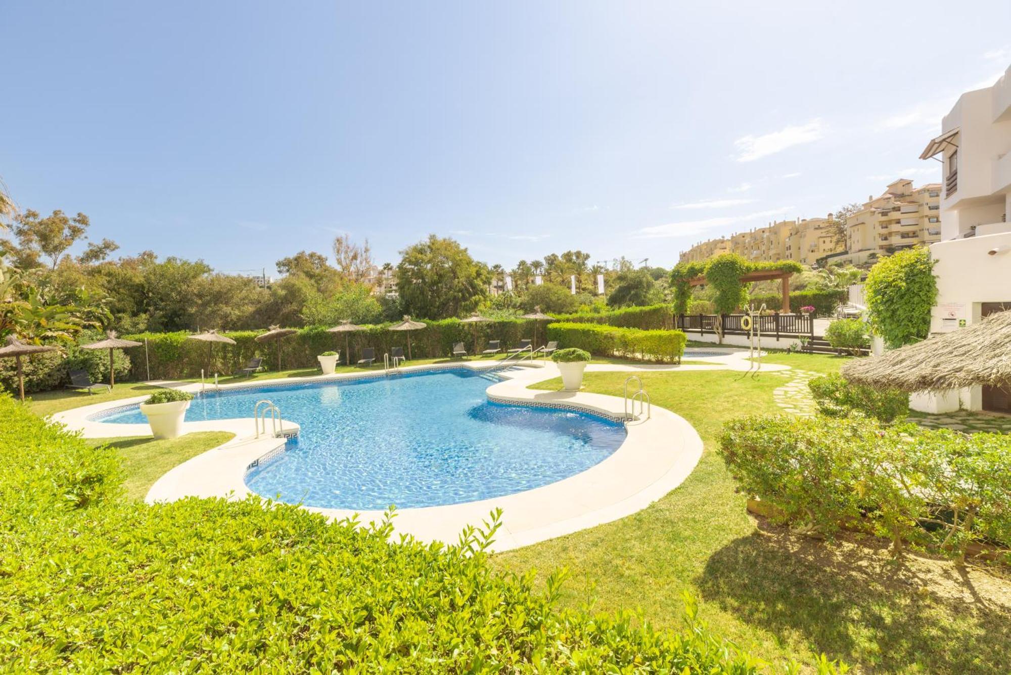 Full Apartment With Private Pool 埃斯特波纳 外观 照片